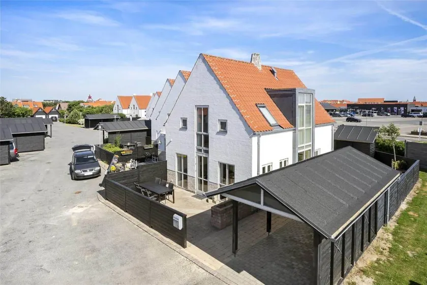 Fully equipped spacious house with hot tub, barbecue & terrace - Image 1