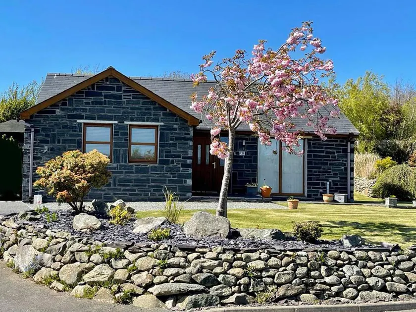 Cottage with garden - Image 1