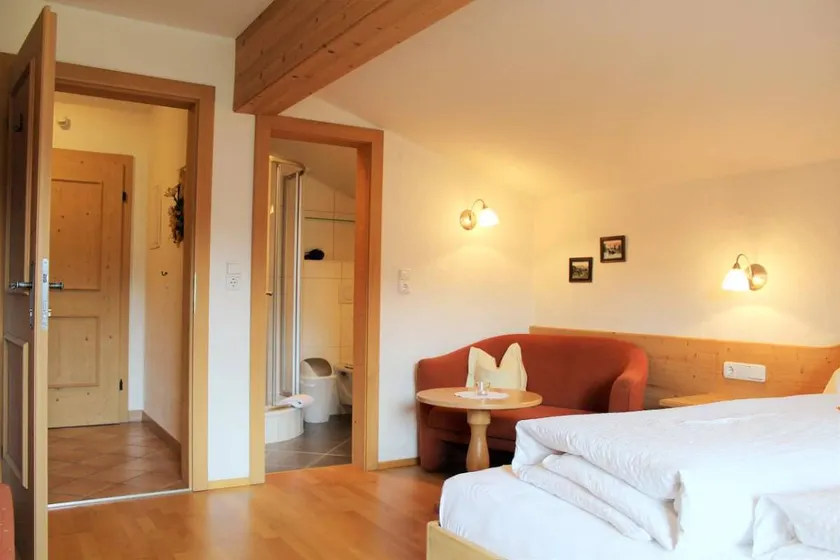 Flat with terrace & garden - Image 1