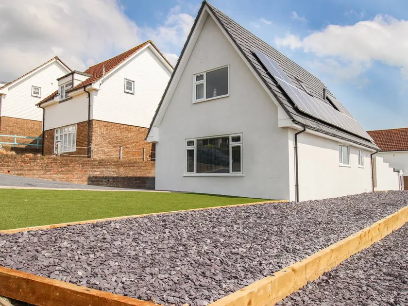 Beautiful cottage with garden | Beach view - Image 1