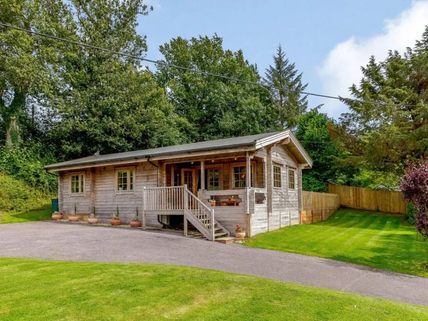 Lodge with garden - Image 1
