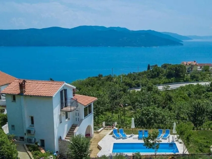 Charming Brsec Apartment With Shared Pool - Image 1