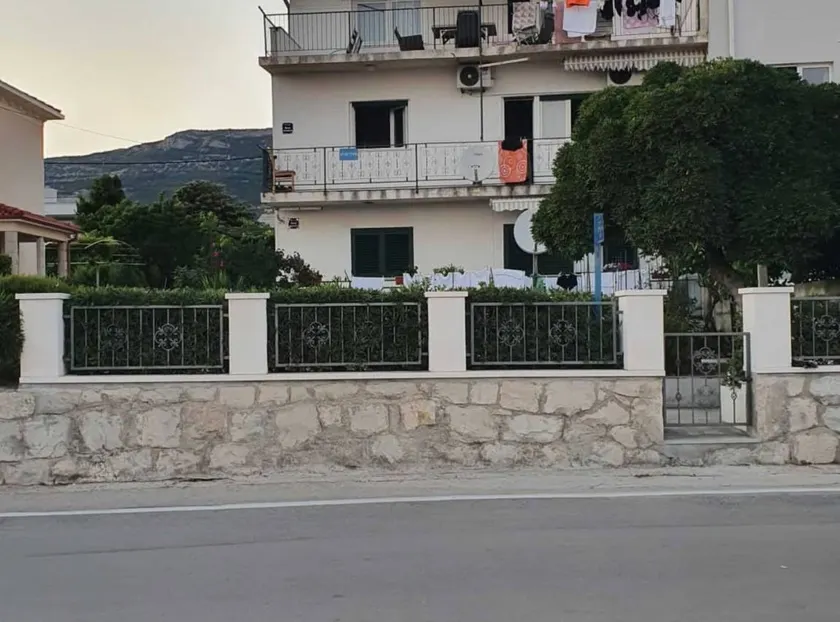 Spacious Apartment Steps from the Beach, with Private Terrace and Grill - Three Bedroom Apartment - Image 1