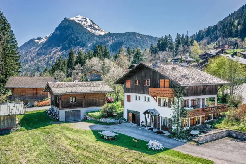 Holiday apartment with garden, BBQ & terrace | Mountain view - Image 1