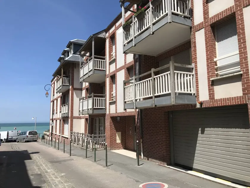 Flat with terrace & garden - Image 1