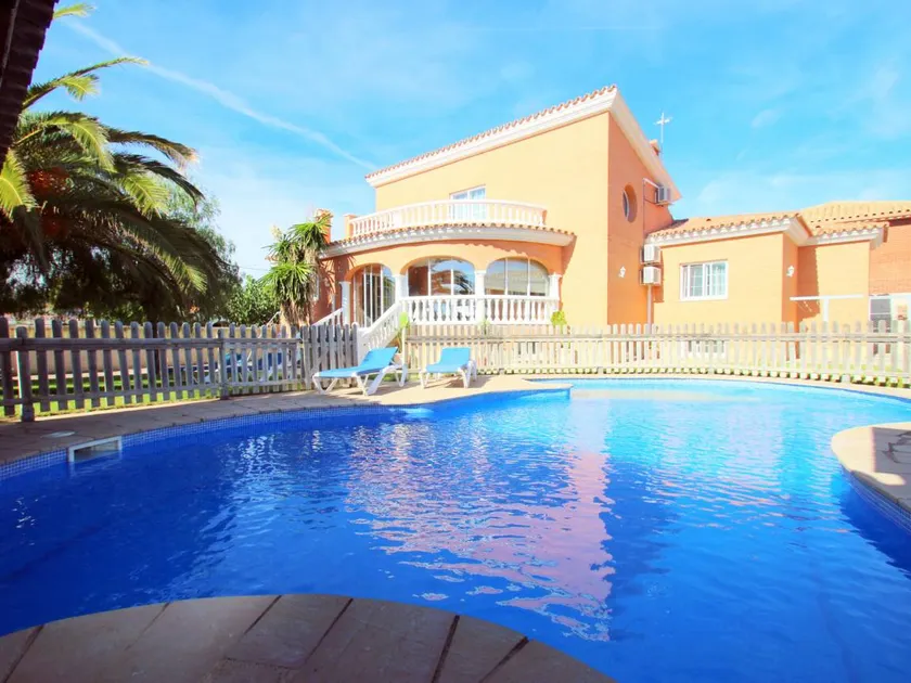 Villa with pool and AC - 12 guests - Image 1