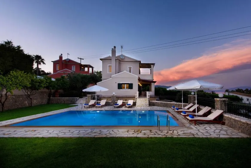 Villa avec barbecue, piscine et jardin - Image 1