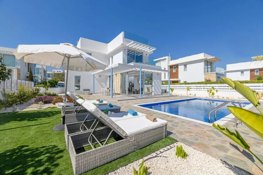 Beautiful villa with private pool, garden & BBQ - Image 1