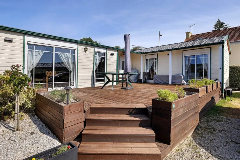 Cottage with terrace & garden | Lake view - Image 1