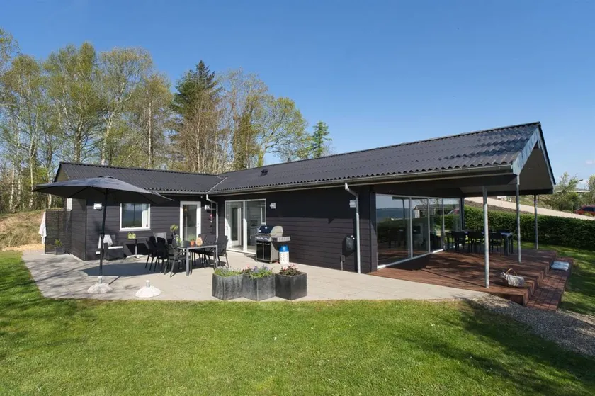 Holiday home with terrace & barbeque | Water view - Image 1