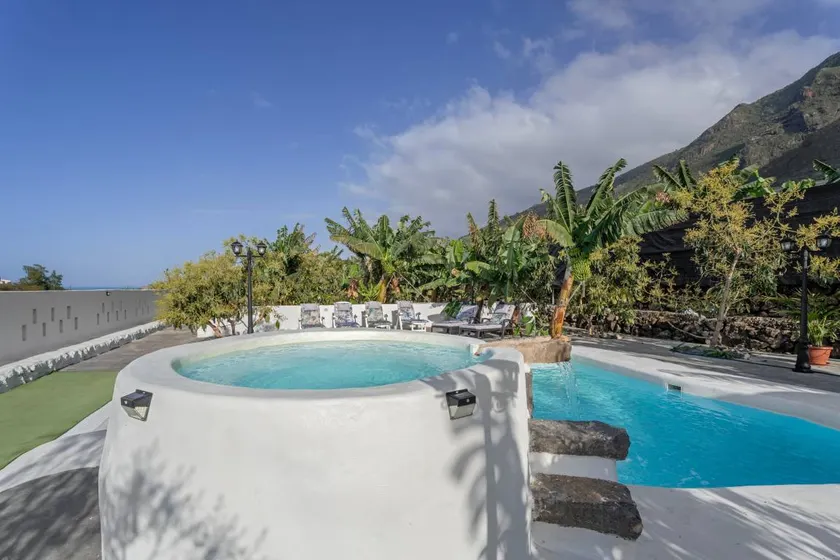 Finca avec barbecue, piscine privée et terrasse | Vue plage | À côté de la plage | Adaptée au travail à distance | Avec animaux bienvenus - Image 1