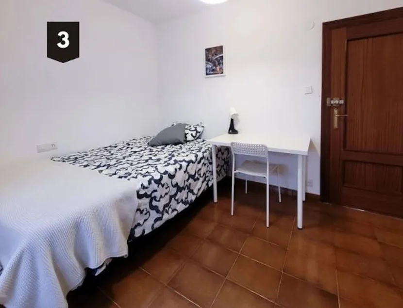 Charming dedicated room - Image 1