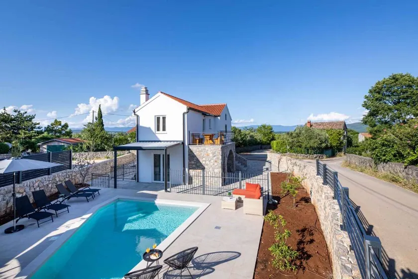 Villa with pool - Image 1