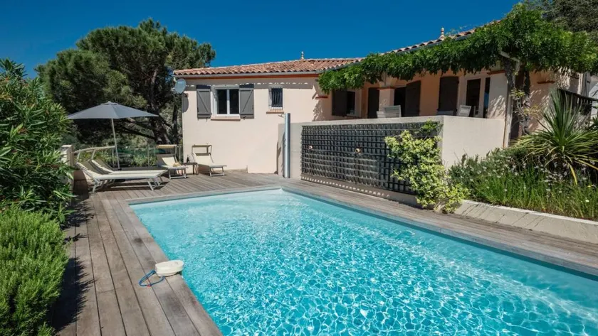 Holiday apartment with barbeque, garden & pool - Image 1