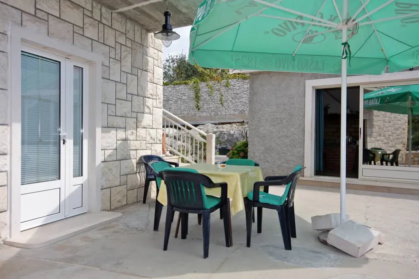 Flat with terrace - Image 1