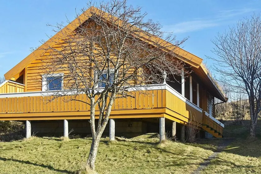 Holiday home with terrace & garden | Water view - Image 1