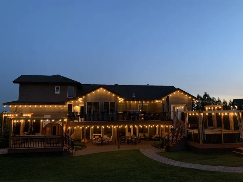 Holiday home with hot tub, barbeque & private pool - Image 1