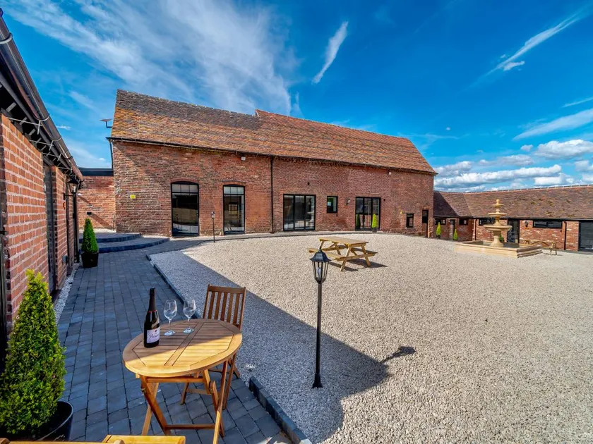 Cottage with barbecue, hot tub & garden - Image 1