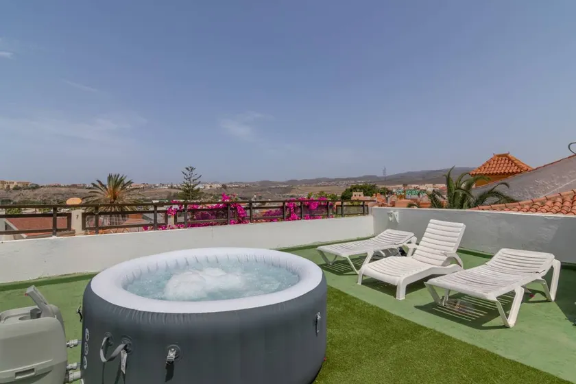 Chambre privée avec internet haut débit, jacuzzi et terrasse | Vue ville | Avec animaux autorisés - Image 1