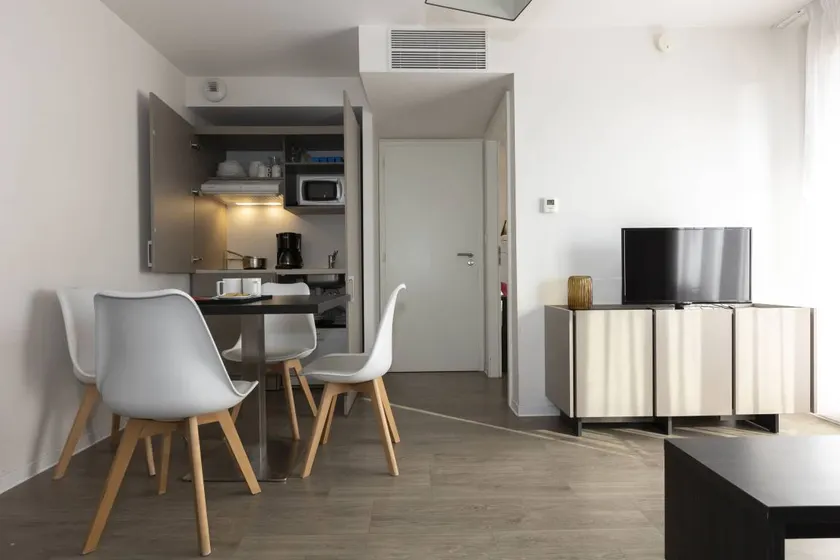 Family-oriented charming flat with jacuzzi | City view - Image 1