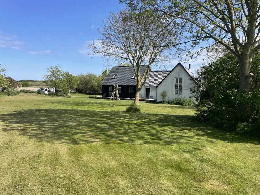 Spaziosa casa adatta alle famiglie con barbecue, sauna e giardino - Image 1
