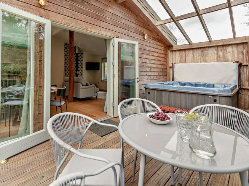 Fully equipped lodge with hot tub, sauna & terrace - Image 1