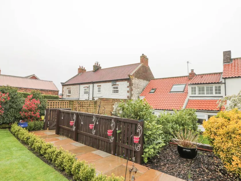 Cottage with garden - Image 1