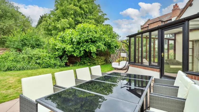 Holiday home with garden & terrace - Image 1