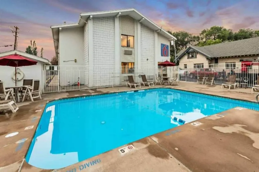 Flat with pool - Image 1