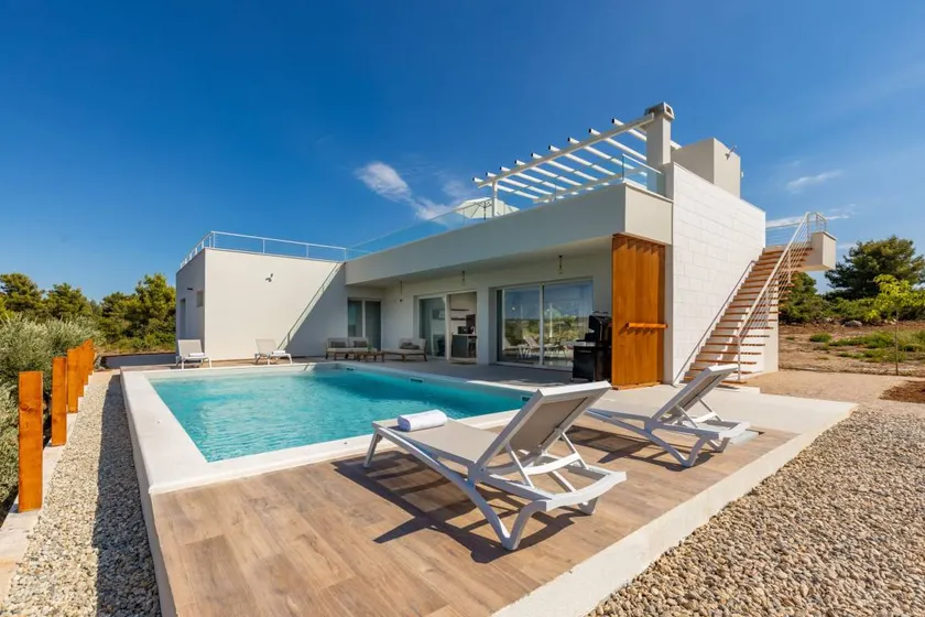 Villa with pool, garden & terrace - Image 1