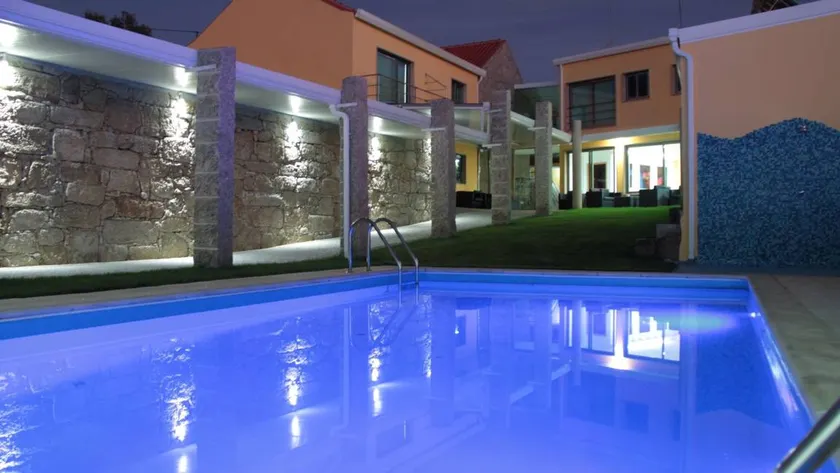 Holiday home with pool, hot tub & garden | City view - Image 1
