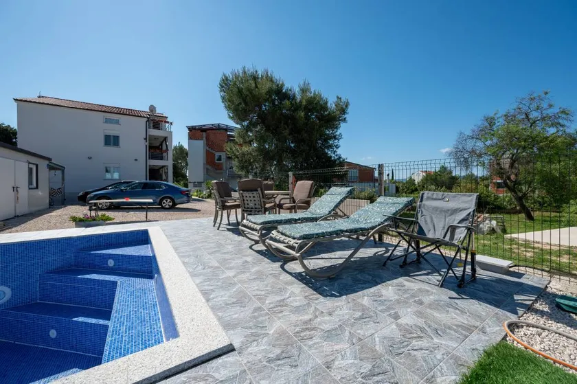 Appartement entièrement équipé avec jardin, terrasse et piscine - Image 1