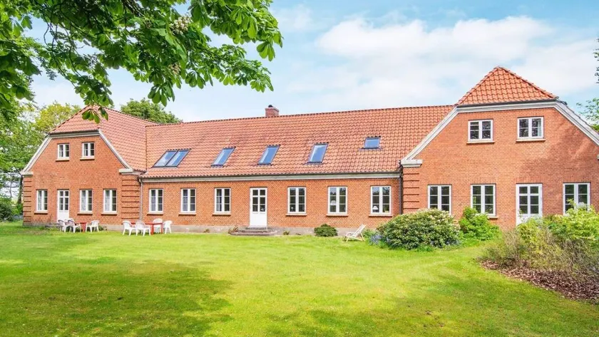 House with terrace & BBQ - Image 1