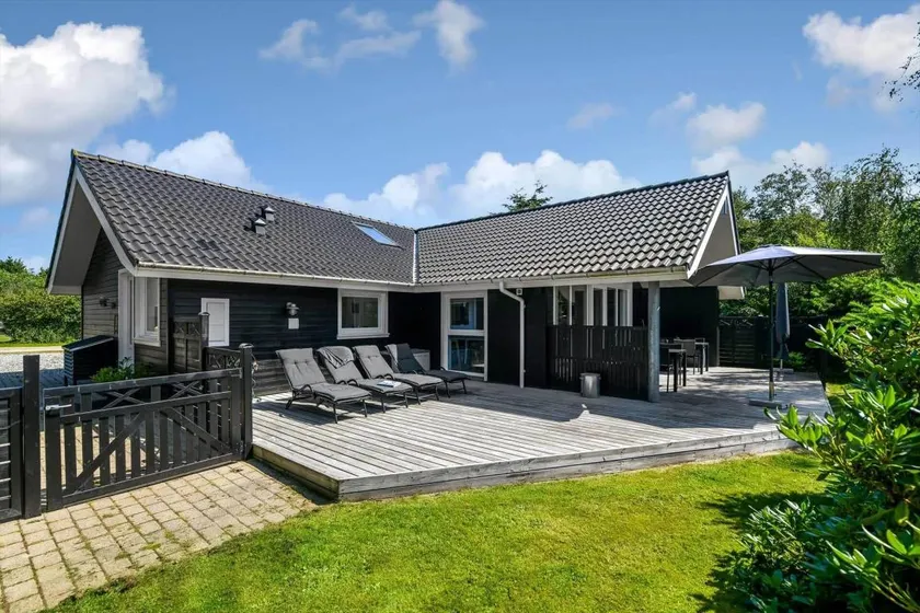Child-friendly spacious holiday home with terrace, sauna & jacuzzi - Image 1