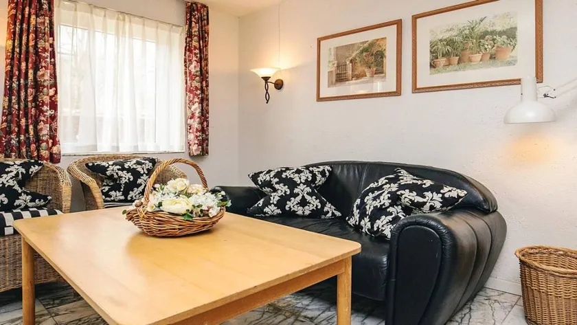 Holiday home with terrace & pool - Image 1
