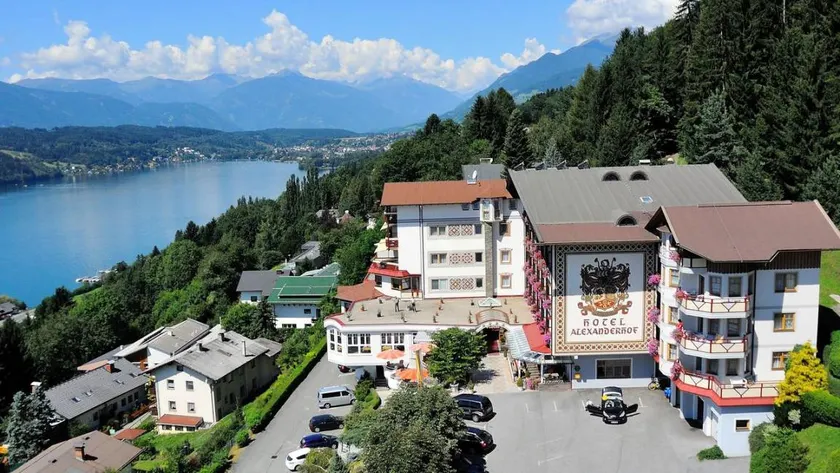 Family-oriented beautiful holiday apartment with garden, pool & terrace | Lake view | Pet-friendly - Image 1