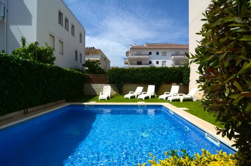 Merveilleux appartement entièrement équipé avec piscine, jardin et terrasse | À côté de la plage - Image 1