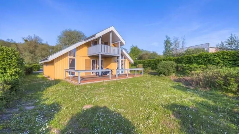 Holiday home with garden, sauna & barbeque | Close to the beach - Image 1