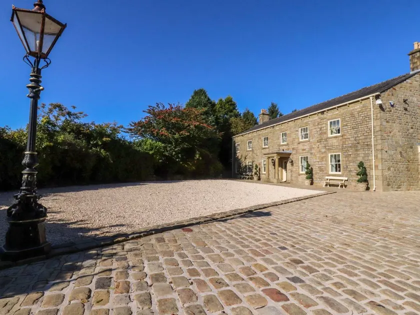 Cottage with jacuzzi & garden - Image 1