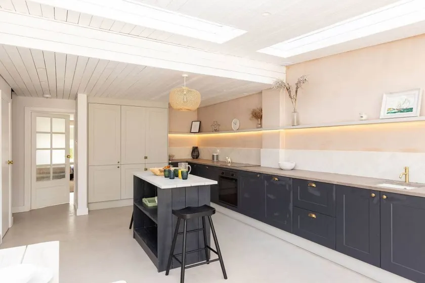 Chic Coastal Retreat - 5-min Stroll to Beach - Image 1