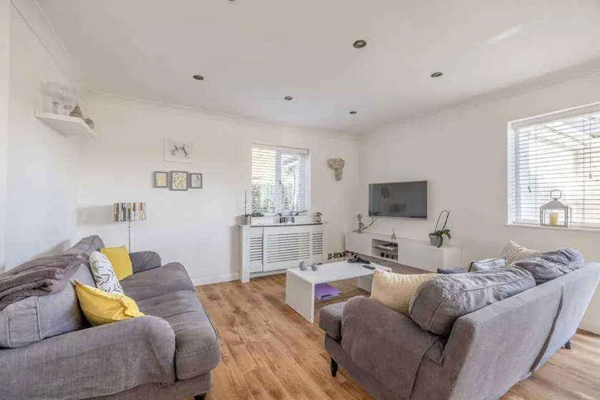 6 Bed Stay Near Windsor | Free Parking + Garden - Image 1