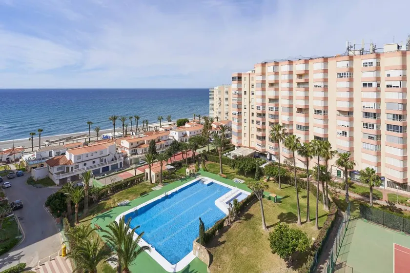 Appartement de vacances entièrement équipé avec piscine et jardin | Vue mer | Plage à proximité | Idéal pour le télétravail - Image 1
