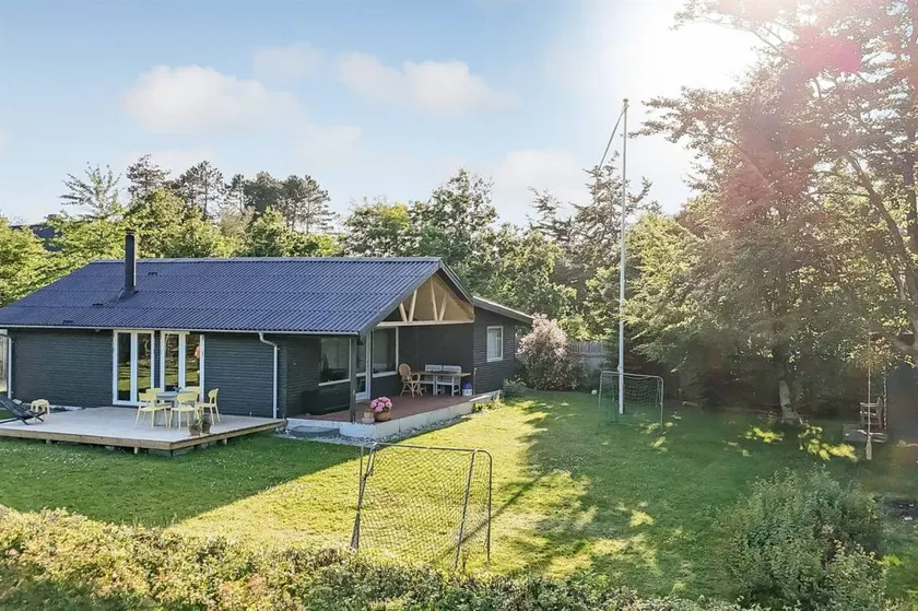 Holiday home with barbecue & terrace | Sea view - Image 1