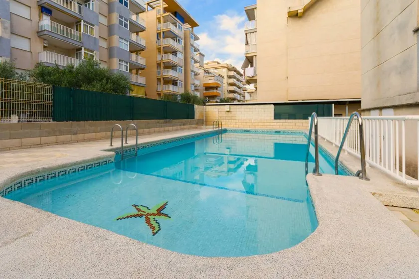 Flat with terrace & pool - Image 1