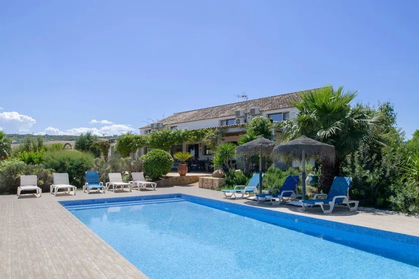 Familienorientiertes geräumiges Ferienhaus mit Garten, Grill und privatem Pool | Stadtblick | Haustierfreundlich - Image 1
