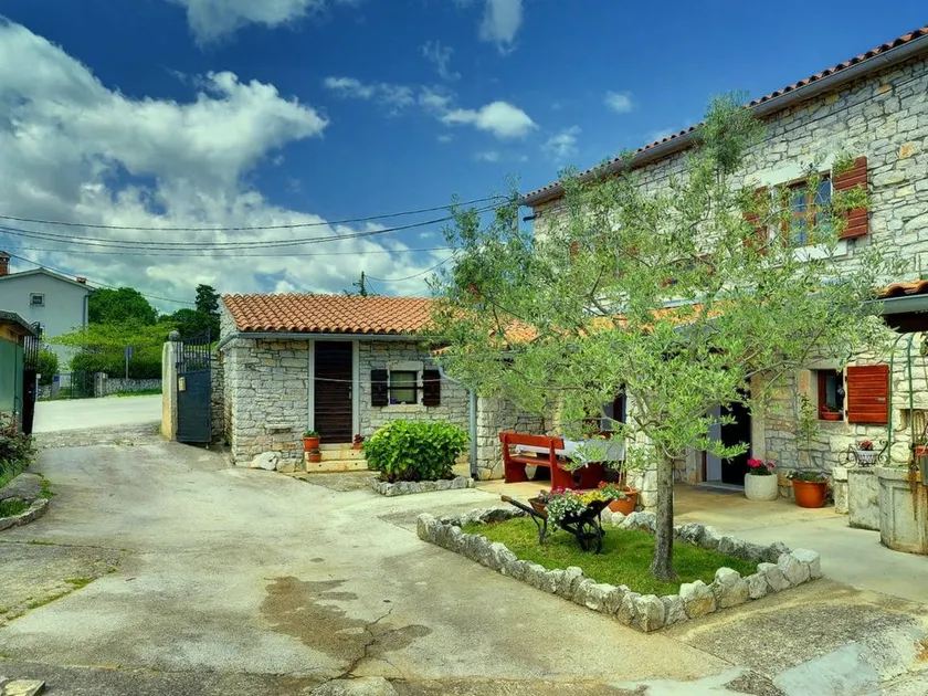Holiday home with barbeque & terrace - Image 1