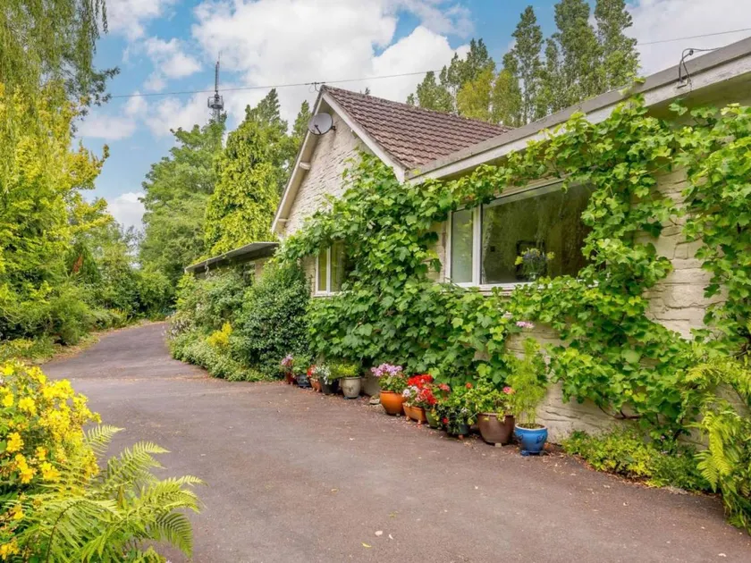 Holiday home with garden & barbeque - Image 1