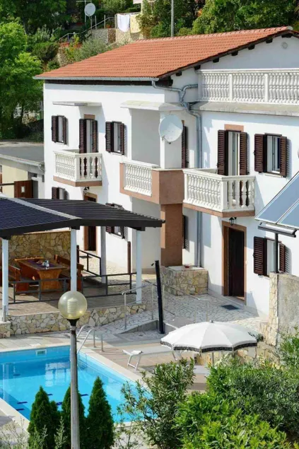 Holiday home with garden, private pool & BBQ - Image 1
