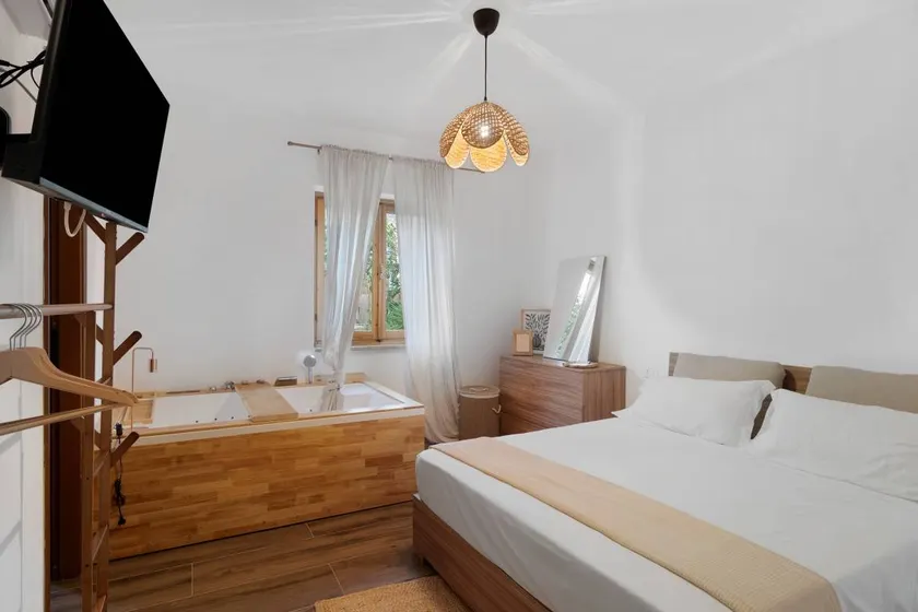 Fully equipped beautiful dedicated room with barbeque, hot tub & garden | Garden view | Pets allowed - Image 1