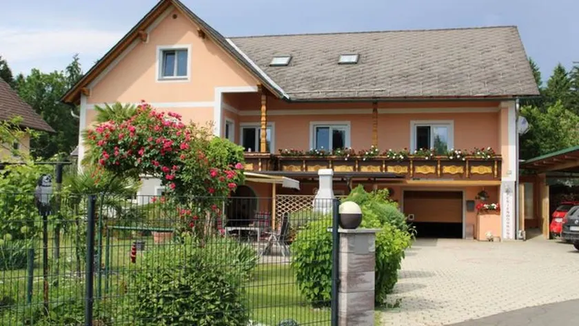 Child-friendly beautiful holiday apartment with terrace, barbeque & garden - Image 1